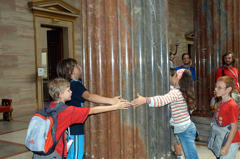 Schüler beim Umarmen einer Säule