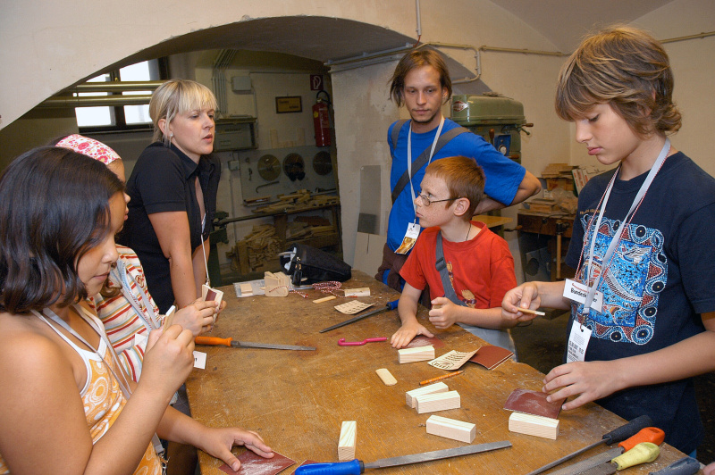 v.li. Schüler, Kriemhild Schmied, Schüler. Führung durch die Werkstatt.
