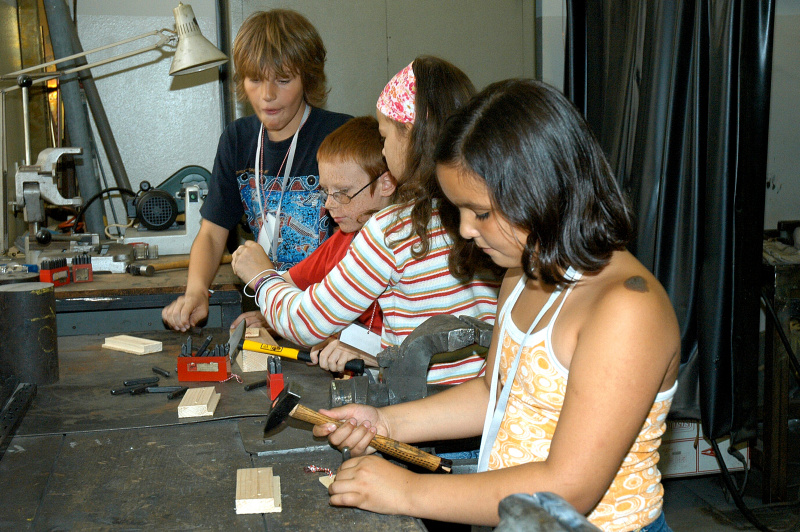Schüler beim Basteln in der Werkstatt.
