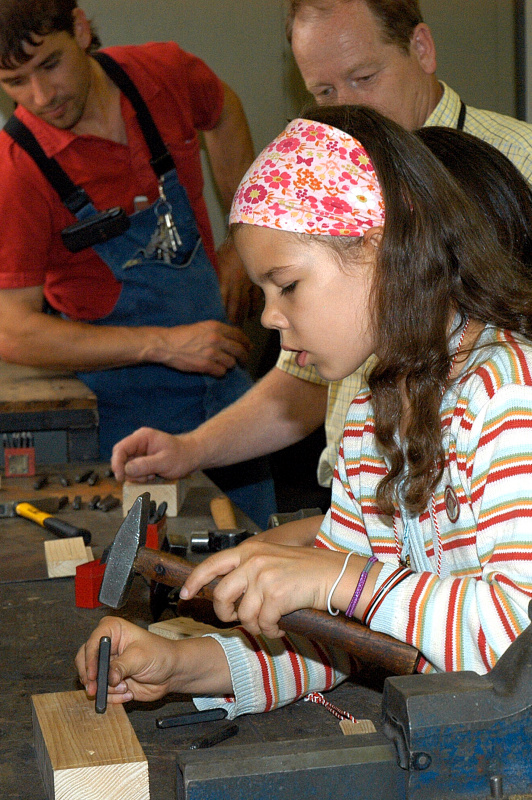 Schüler beim Basteln in der Werkstatt.