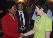 v.li. die stellvertretende Generalsekretärin der Vereinten Nationen Asha-Rose Migiro begrüßt Barbara Prammer, dahinter der Leiter der Abteilung Internationale Dienste Joseph Wirnsperger.