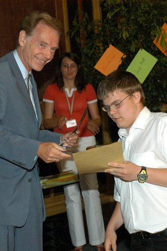 v.li. Der Direktor des Naturhistorischen Museums Bernd Lötsch überreicht eine Urkunde einem Preisträger (Schüler).