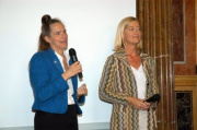 v.li. Klimaforscherin Helga Klomp-Kolb am Mikrofon, Generaldirektorin der Nationalbibliothek Johanna Rachinger.