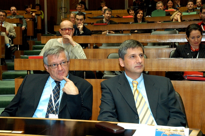 Blick in Richtung Veranstaltungsteilnehmer - v.li. Ifs (Institut für Sozialdienste) Reporter Franz Abbrederis, Michael Spindelegger. 