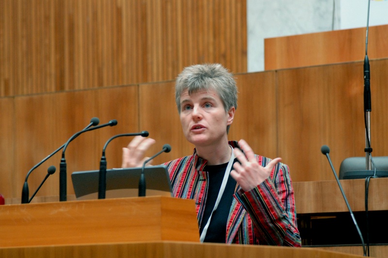 Universitätsprofessorin für Wirtschafts-und Sozialpolitik an der Wu Wien Ulrike Schneider am Rednerpult.