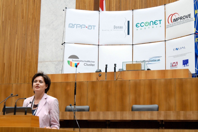 Geschäftsführerin prospect Unternehmensberatung Trude Hausegger am Rednerpult.