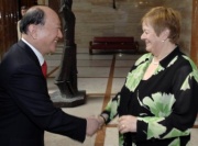 v.li. der chinesische Staatspräsident XU Kuangdi begrüßt Anna Elisabeth Haselbach.