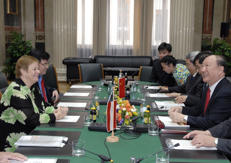 v.li. Anna Elisabeth Haselbach, vis à via der chinesische Staatspräsident XU Kuangdi mit seiner Delegation.