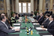 v.li. Karl Boden, Franz Eduard Kühnel, Anna Elisabeth Haselbach, vis à via der chinesische Staatspräsident XU Kuangdi mit seiner Delegation.