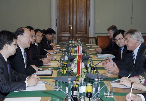 v.li. der chinesische Staatspräsident XU Kuangdi mit seiner Delegation, vis à vis Wolfgang Erlitz.