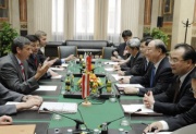 v.li. Michael Spindelegger, vis à vis der chinesische Staatspräsident XU Kuangdi mit seiner Delegation.