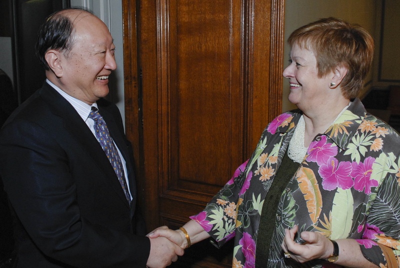 v.li. der chinesische Staatspräsident XU Kuangdi begrüßt Anna Elisabeth Haselbach.