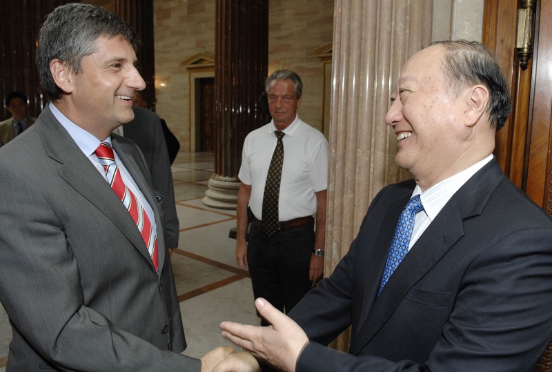 v.li. Michael Spindelegger begrüßt den chinesischen Staatspräsidenten XU Kuangdi. Im Hintergrund Ernst Walzhofer von der Parlamentsdirektion.