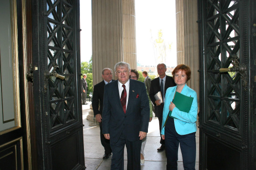 v.li. Kanadischer Senator S.E. Noel A.Kinsella samt Delegation trifft ein, Susanne Bachmann begleitet sie.