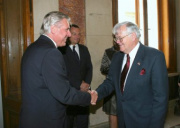 v.li. Wolfgang Erlitz begrüßt den kanadischen Senator S.E. Noel A.Kinsella.
