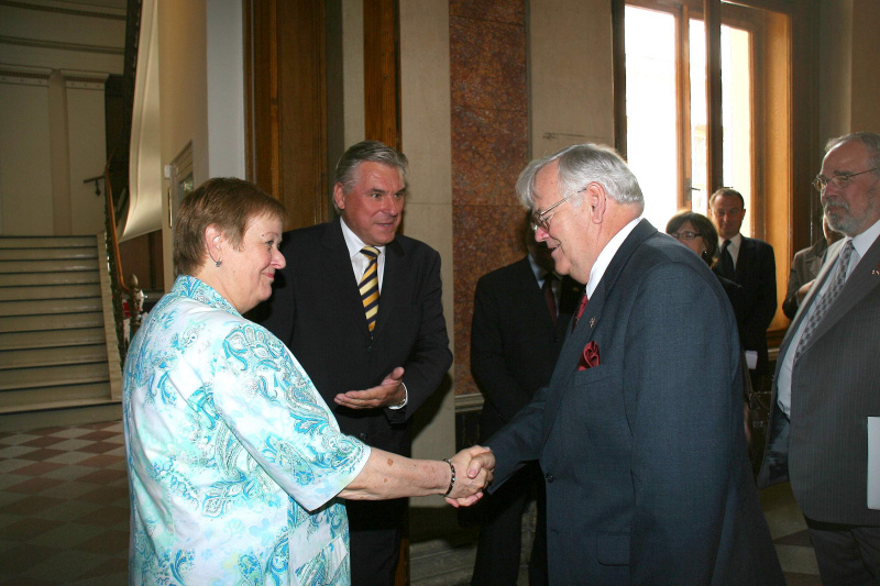 v.li. Anna Elisabeth Haselbach begrüßt den kanadischen Senator S.E. Noel A.Kinsella, im Hintergrund Wolfgang Erlitz.