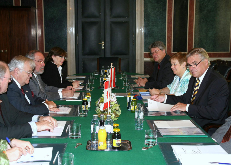 v.li. der kanadischen Senator Noel A. Kinsella (vis à vis Wolfgang Erlitz) samt Delegation im Gespräch mit österreichischen Bundesratsmitgliedern - Wolfgang Erlitz, Anna Elisabeth Haselbach, Stefan Schennach.