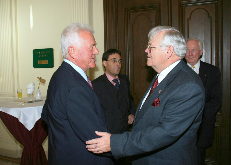 v.li. der Industrielle und Milliardär Frank Stronach im Gespräch mit dem kanadischen Senator S.E. Noel A. Kinsella.