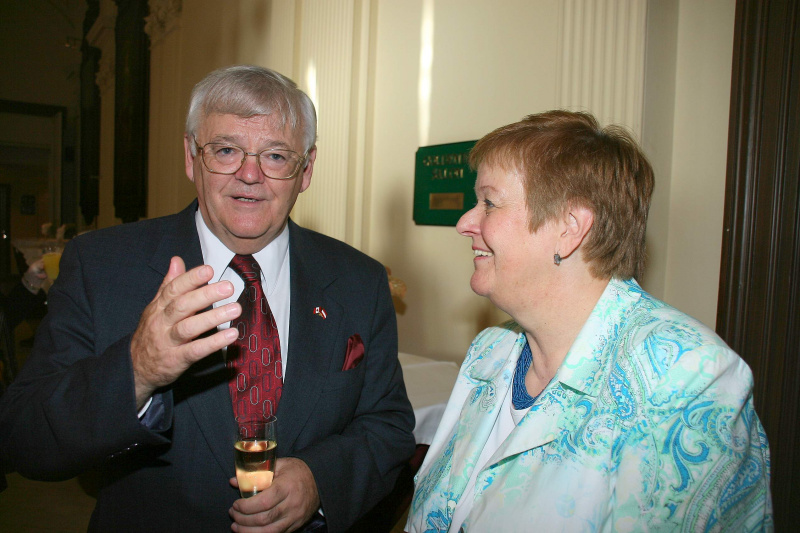 v.li der kanadische Senator S.E. Noel A. Kinsella im Gespräch mit Anna Elisabeth Haselbach.