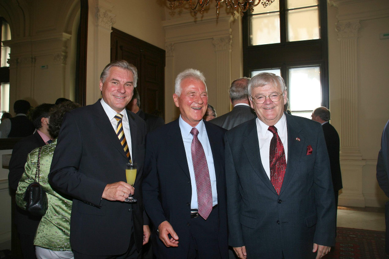 v.li. Wolfgang Erlitz, der Industrielle und Milliardär Frank Stronach, der kanadische Senator S.E. Noel A. Kinsella.