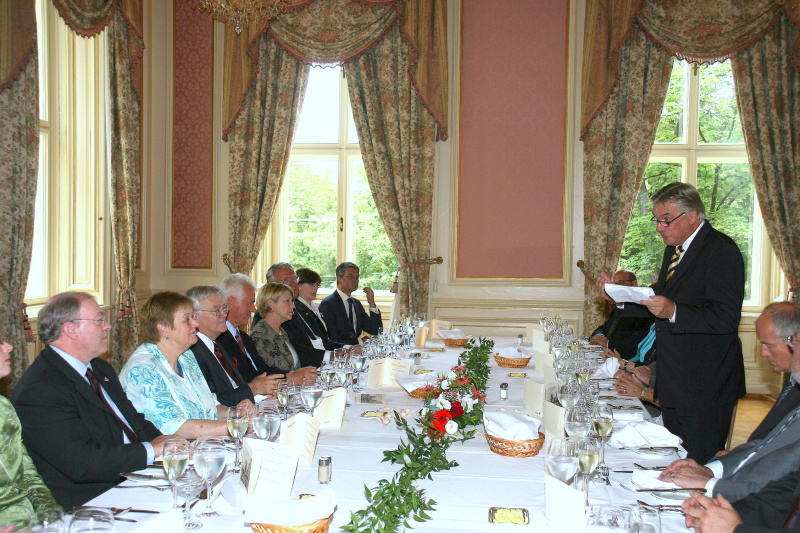 Blick in Richtung Veranstaltungsteilnehmer - v.li. ein Veranstaltungsteilnehmer, Anna Elisabeth Haselbach, der kanadische Senator S.E. Noel A. Kinsella, der Industrielle und Milliardär Frank Stronach, weitere Veranstaltungsteilnehmer bei Tisch, Wolfgang Erlitz trägt eine Rede vor.