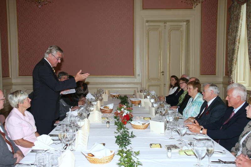 Blick in Richtung Veranstaltungsteilnehmer - v.li. Wolfgang Erlitz trägt eine Rede vor, Veranstaltungsteilnehmer, Anna Elisabeth Haselbach, der kanadische Senator S.E. Noel A. Kinsella, der Industrielle und Milliardär Frank Stronach, weitere Veranstaltungsteilnehmer bei Tisch.