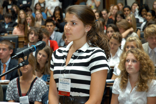 Blick in Richtung Veranstaltungsteilnehmer (406 High School Students aus 53 verschiedenen Nationen) - eine Veranstaltungsteilnehmerin am Mikrofon.