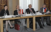 v.li. Margot Klestil-Löffler, Kommissionsvorsitzender Albrecht Konecny, Kommissionsvorsitzender Jan Kasal, Sitzungsteilnehmer.
