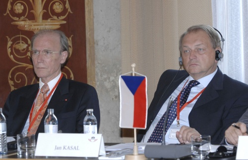 v.li. Kommissionsvorsitzender Albrecht Konecny, Kommissionsvorsitzender Jan Kasal.