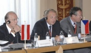 v.li. Kommissionsvorsitzender Albrecht Konecny, Kommissionsvorsitzender Jan Kasal, Sitzungsteilnehmer.