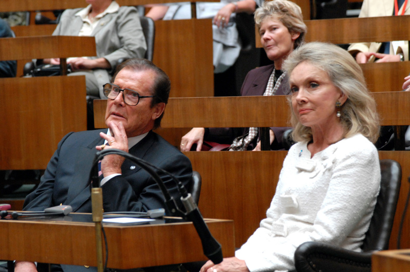 v.li. Sir Roger Moore (Unicef-Botschafter), Lady Kristina Moore.