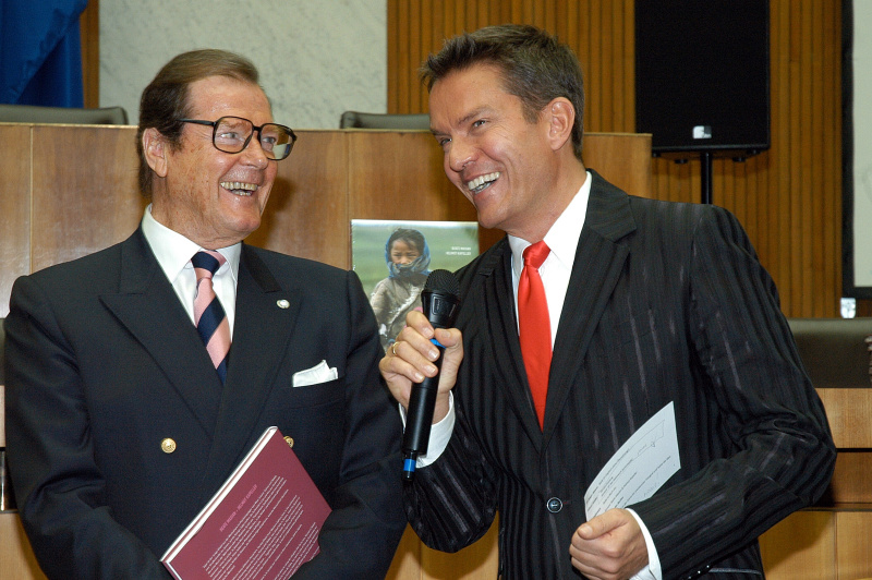 v.li. Roger Moore (Unicef-Botschafter), Moderator Alfons Haider.