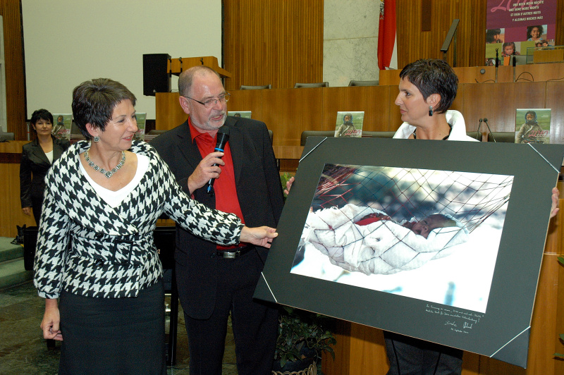 v.li. Barbara Prammer, Helmut Kapeller (Fotograf), Beate Maxian (Autorin).