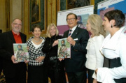 v.li. Helmut Kapeller (Fotograf), Barbara Prammer, Gudrun Berger (Unicef Österreich), Sir Roger Moore (Unicef-Botschafter), Lady Kristina Moore, Beate Maxian (Autorin).