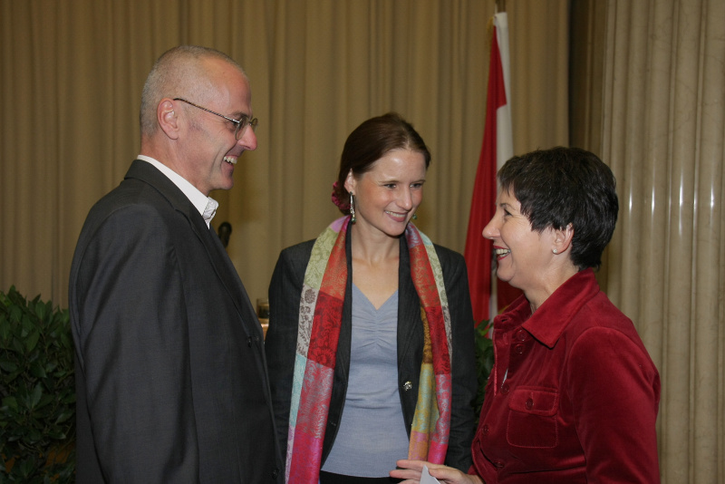 v.li. Künstler Josef Kern, Gudrun Faudon, Barbara Prammer.