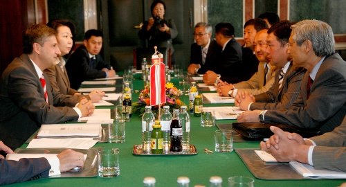 v.li. Michael Spindelegger im Gespräch mit dem mongolischen Premierminister Enkhbold Miyeegombyn (vis à vis), mongolische Delegation.