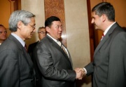 v.li. der mongolische Premierminister Enkhbold Miyeegombyn begrüßt Michael Spindelegger.