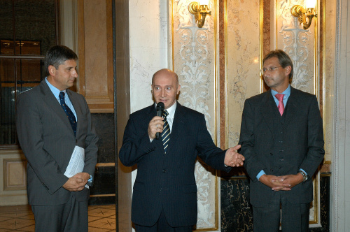 v.li. Michael Spindelegger, Anas Schakfeh (Präsident der Islamischen Glaubensgemeinschaft), Johannes Hahn.
