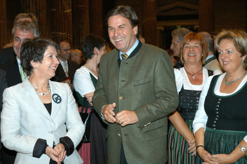 v.li. Barbara Prammer, der steirische Landeshauptmann Franz Voves, Waltraut Hladny, im Hintergrund Maria Mosbacher.