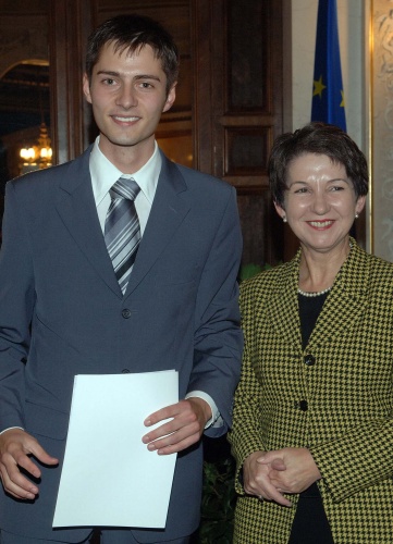 v.li. Auslandsdiener des Jahres 2007 Daniel James Schuster mit seiner Urkunde, Barbara Prammer.