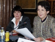 v.li. Gisela Wurm führt den Vorsitz, Barbara Prammer am Mikrofon.