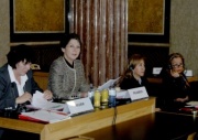 v.li. die Vorsitzende der Veranstaltung Gisela Wurm, Barbara Prammer, die türkische Abgeordnete und Vorsitzende des Gleichstellungsausschusses der parlamentarischen Versammlung des Europarates Gülsün Bilgehan, eine Veranstaltungsteilnehmerin.