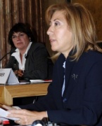 die türkische Abgeordnete und Vorsitzende des Gleichstellungsausschusses der parlamentarischen Versammlung des Europarates Gülsün Bilgehan, im Hintergrund die Vorsitzende der Veranstaltung Gisela Wurm.