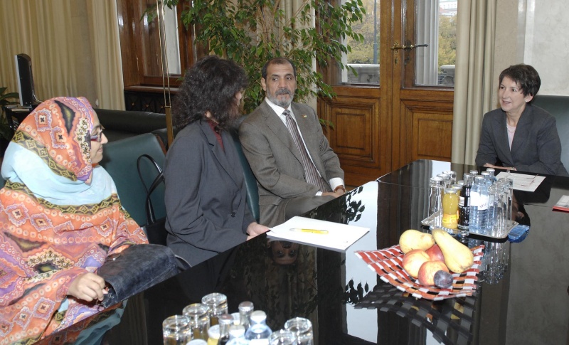 v.li. Westsahaurische Menschenrechtsaktivistin Aminatou Haidar, eine Veranstaltungsteilnehmerin - Dolmetscherin?, der Präsident des nationalen sahaurischen Rates und Gründungsmitglied der Frente Polisario Mahfoud Ali Baiba, Barbara Prammer im Gespräch.