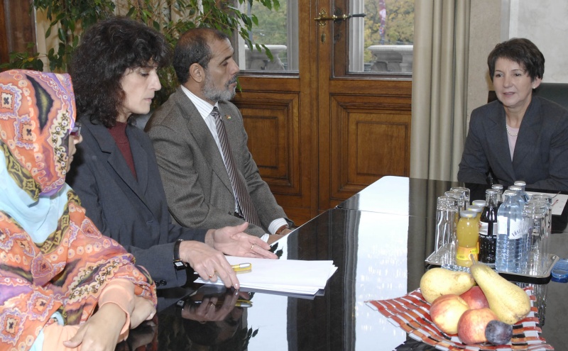 v.li. Westsahaurische Menschenrechtsaktivistin Aminatou Haidar, eine Veranstaltungsteilnehmerin - Dolmetscherin?, der Präsident des nationalen sahaurischen Rates und Gründungsmitglied der Frente Polisario Mahfoud Ali Baiba, Barbara Prammer im Gespräch.