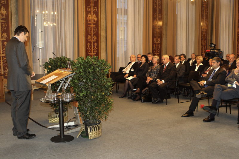 v.li. Matthias Tschirf, Veranstaltungsteilnehmer.