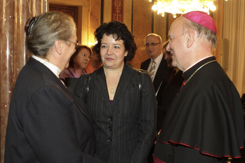 v.li. Veranstaltungsteilnehmer, Katharina Weiss, Bischof Klaus Küng.