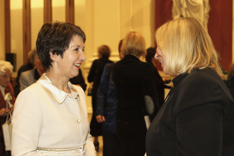 v.li. Veranstaltungsteilnehmer, Barbara Prammer, Veranstaltungsteilnehmer.