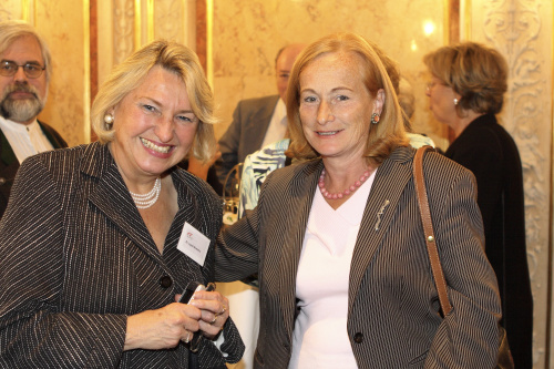 v.li. Ingrid Nowotny (Erste Vorsitzende des Wiener VAÖ), Veranstaltungsteilnehmer.