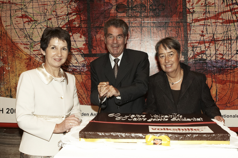 v.li.  Barbara Prammer, Heinz Fischer, Margit Fischer mit Torte 60. Jahre Volkshilfe